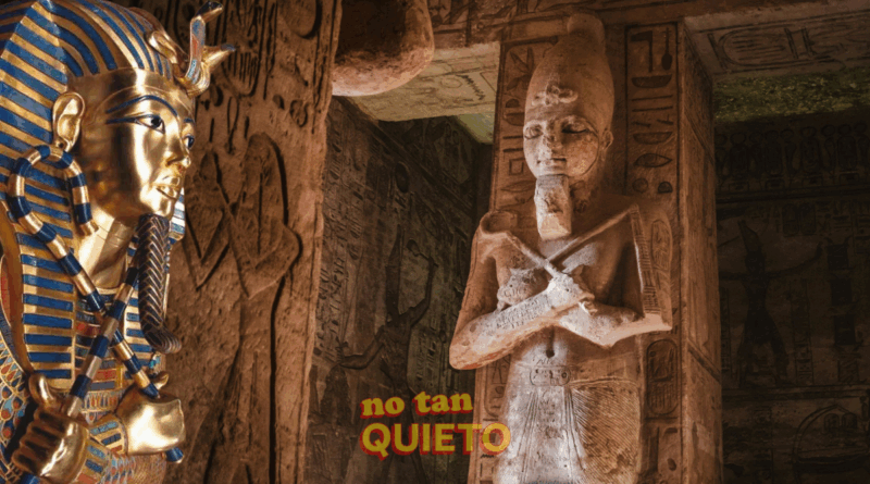 Interior de una pirámide egipcia con una imagen superpuesta de la tumba de Tutankamón.