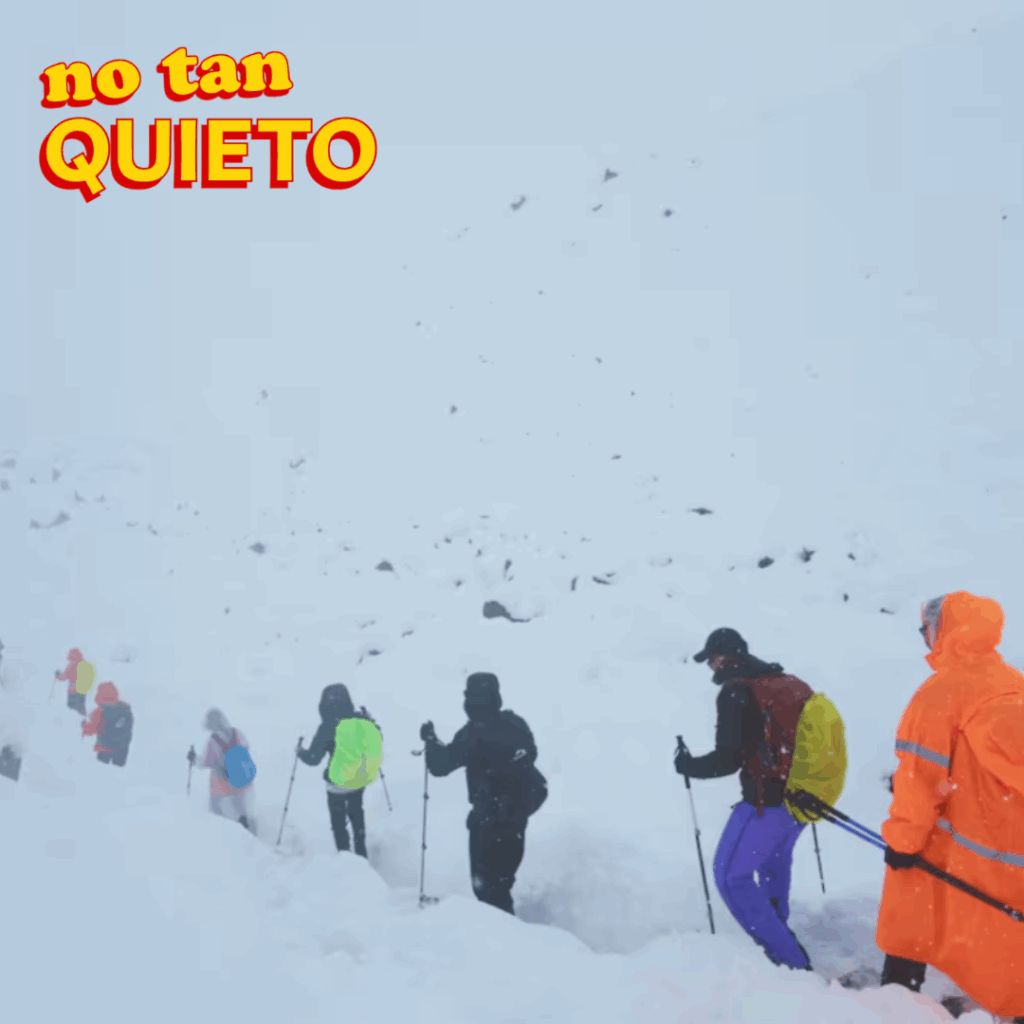 Alpinistas en everest siendo rescatados