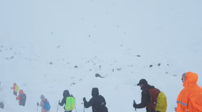 Alpinistas en everest siendo rescatados