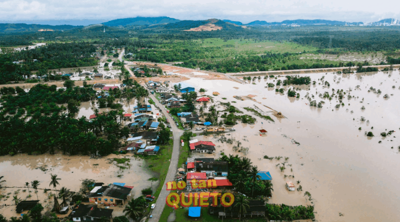 Inundación urbana con calles y casas cubiertas de agua